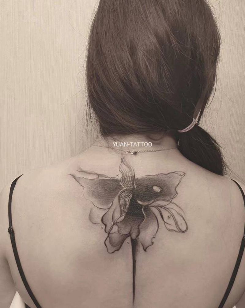 水墨•莲覆盖纹身图片_背部颈部水墨花卉纹身图案