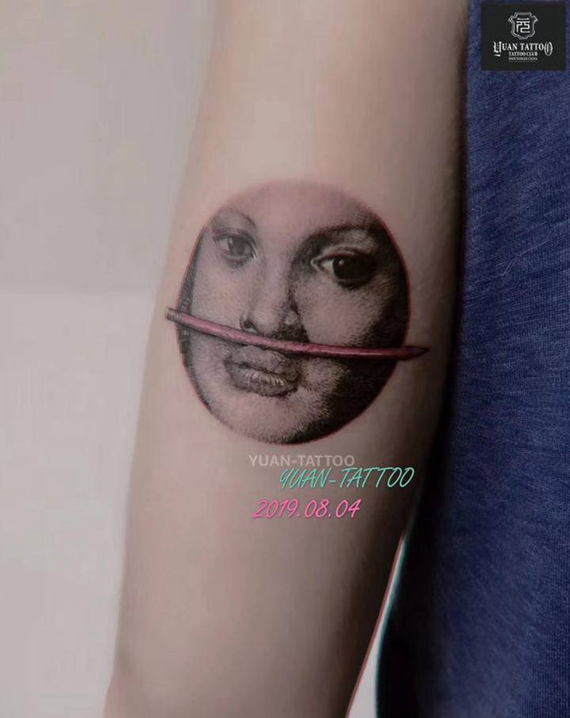 肖像小图纹身图片_手臂手部点刺肖像小图黑灰纹身图案