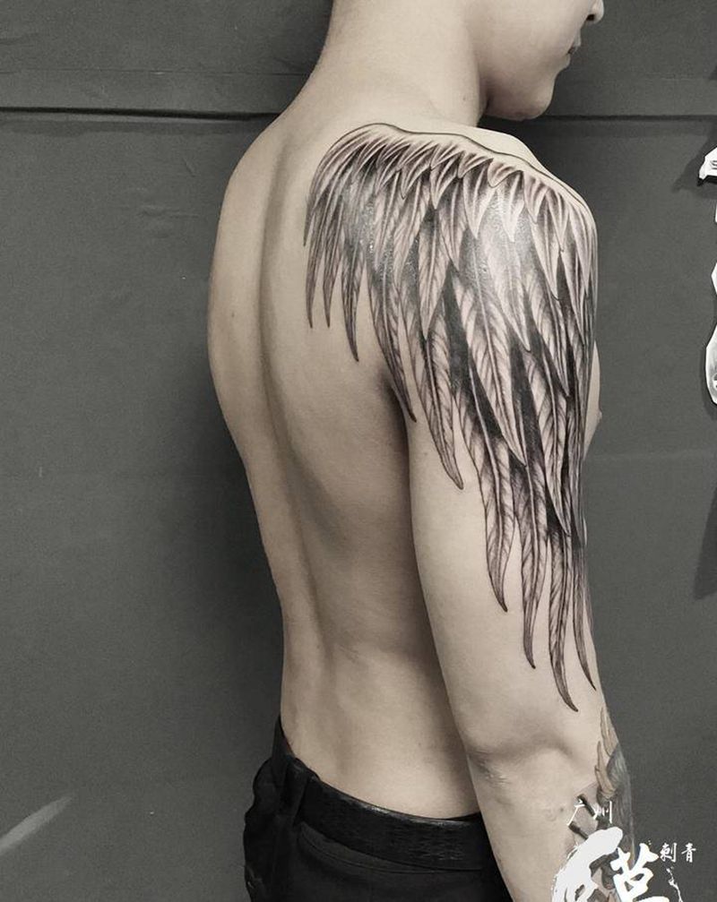 翅膀纹身图片_背部肩部欧美写实纹身图案