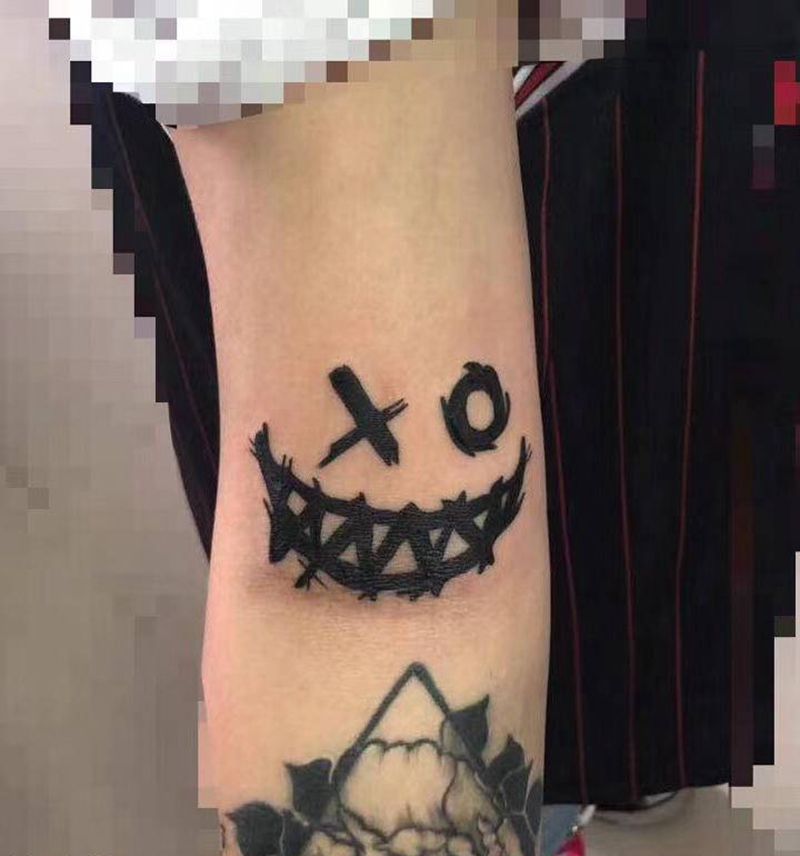 网红小丑纹身图片_手部纹身图案