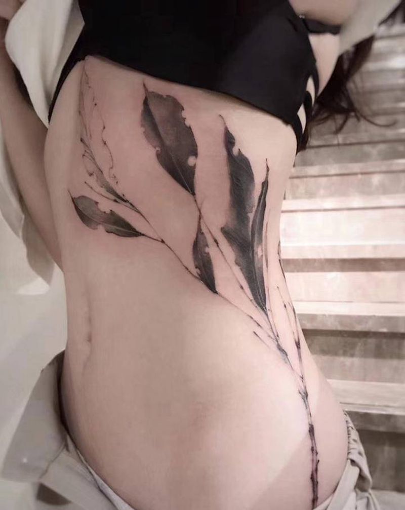 性感的叶子纹身图片_腰部水墨植物中国风纹身图案