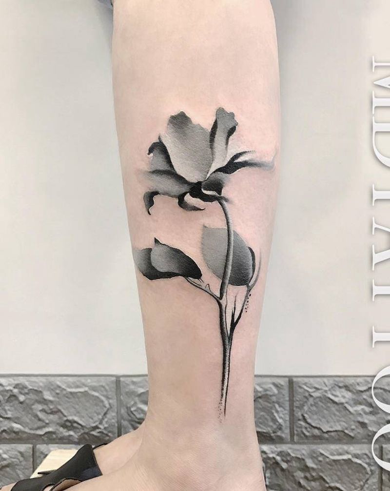 水墨玫瑰纹身图片_腿部脚部水墨水彩玫瑰花纹身图案