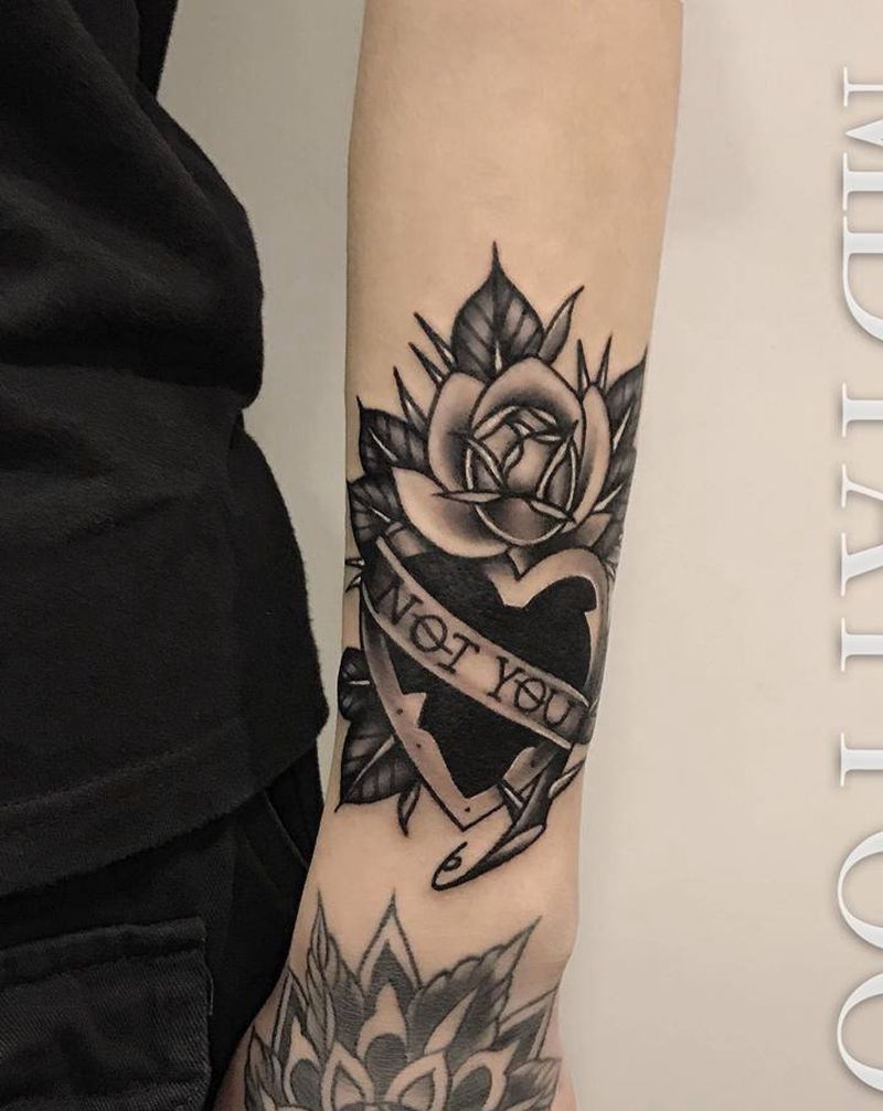 黑灰old school玫瑰纹身图片_手臂手部Old School纹身图案