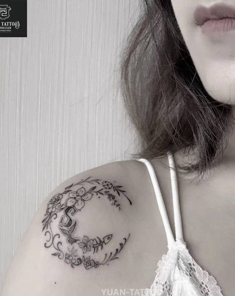 以S设计的一个小花肩纹身图片_肩部手臂英文字小清新创意纹身图案