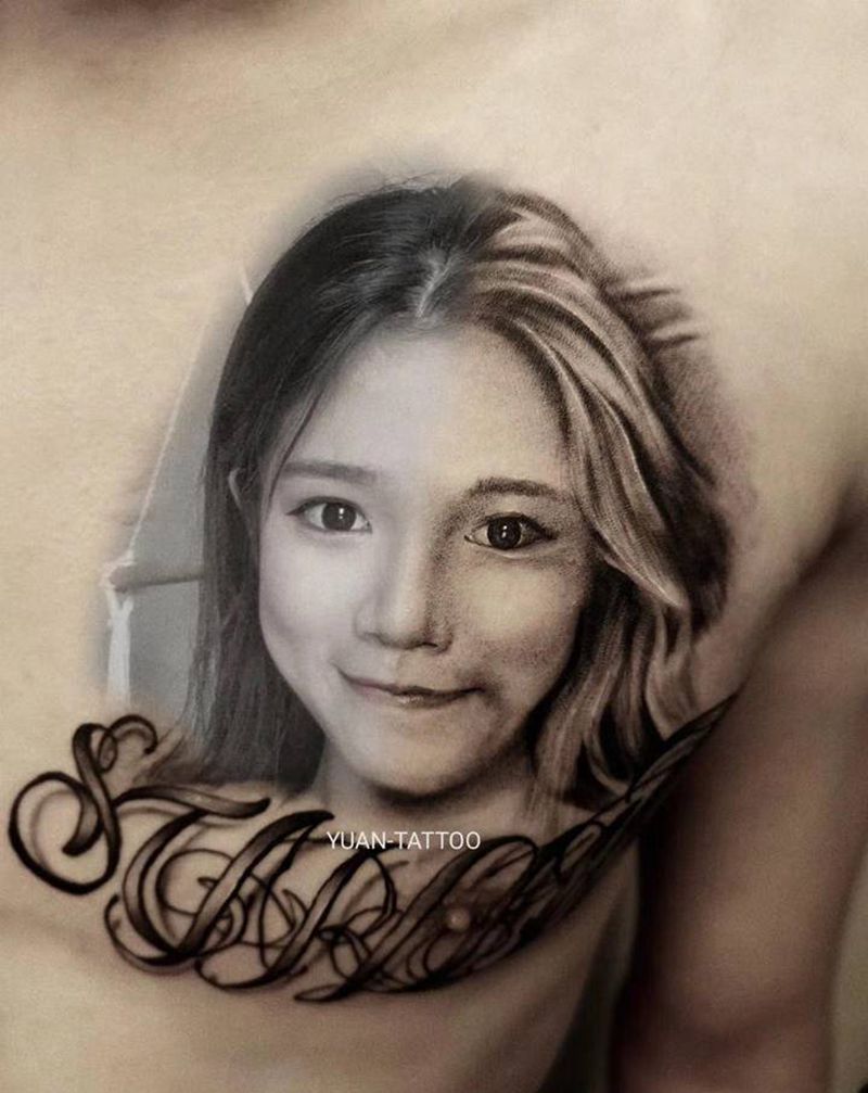 纪念前任纹身图片_胸部欧美写实花体字纹身图案