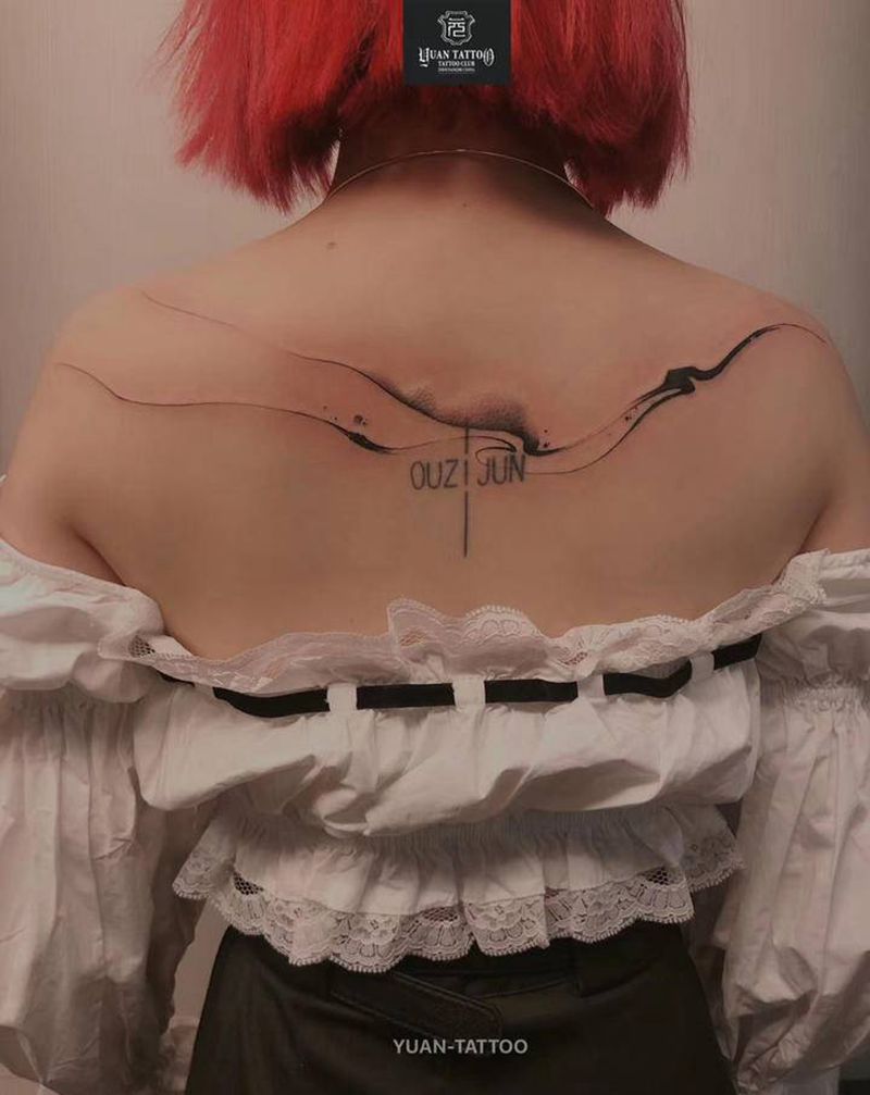 笔触新作纹身图片_背部肩部水墨点刺文字纹身图案