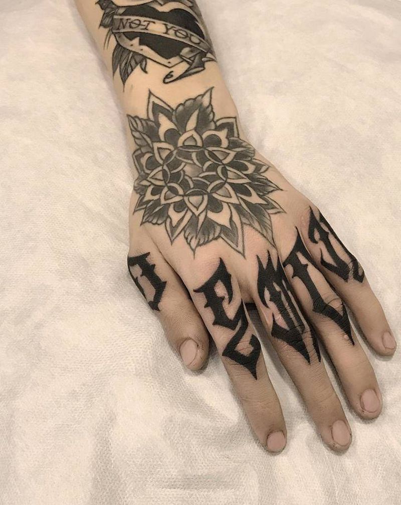 花体字英文纹身图片_手部花体字图腾奇卡诺纹身图案