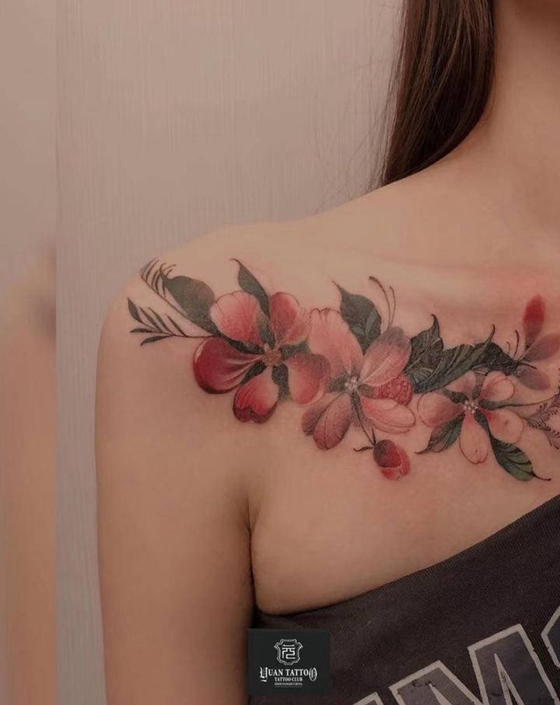 锁骨彩卉纹身图片_肩部水彩花卉锁骨花卉纹身图案