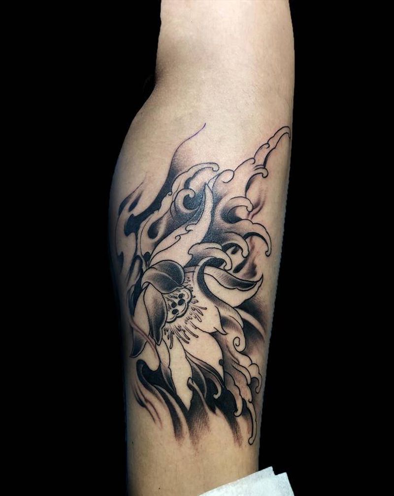 荷花纹身图片_腿部新传统纹身图案