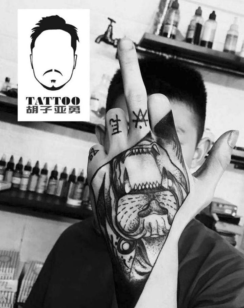虎纹身图片_手部纹身图案