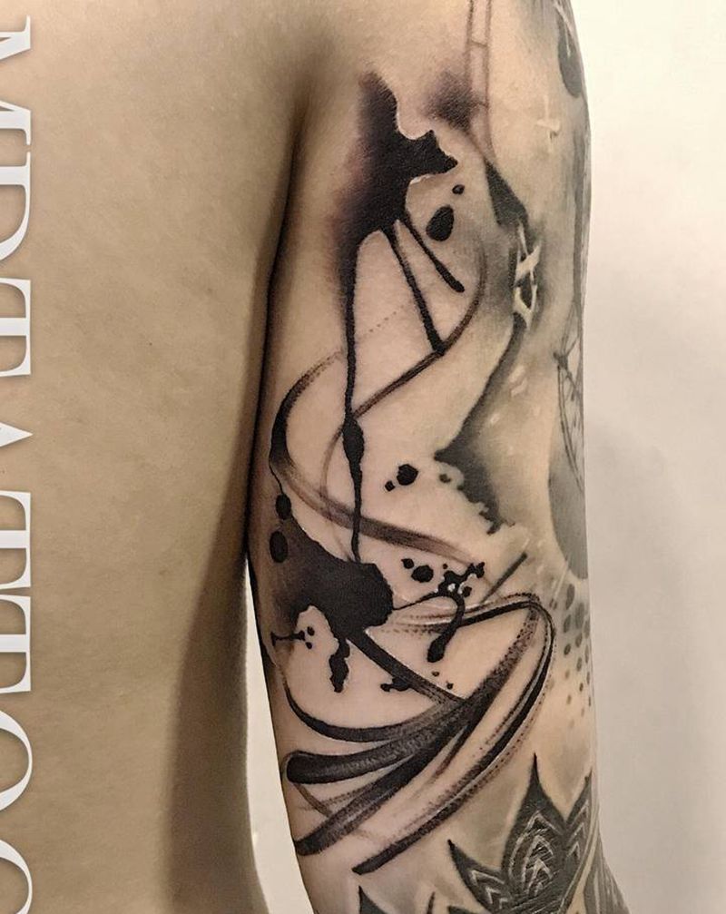 水墨指南针纹身图片_手臂手部水墨点刺指南针纹身图案