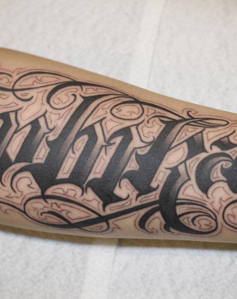 花体字纹身图片_手部花体字纹身图案