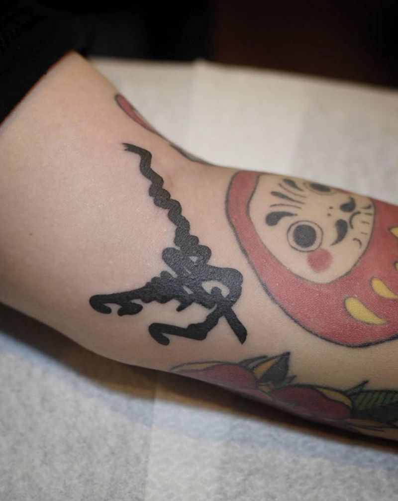 王愚签名纹身纹身图片_手部花体字纹身图案