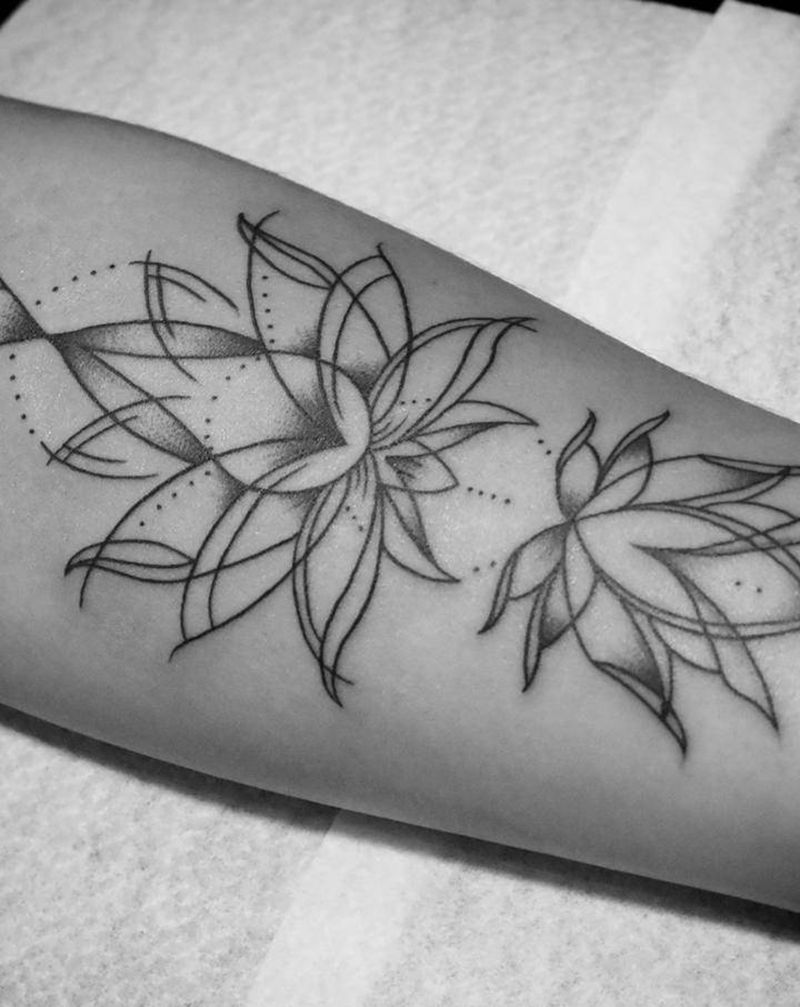 繁花系列纹身图片_手部点刺纹身图案