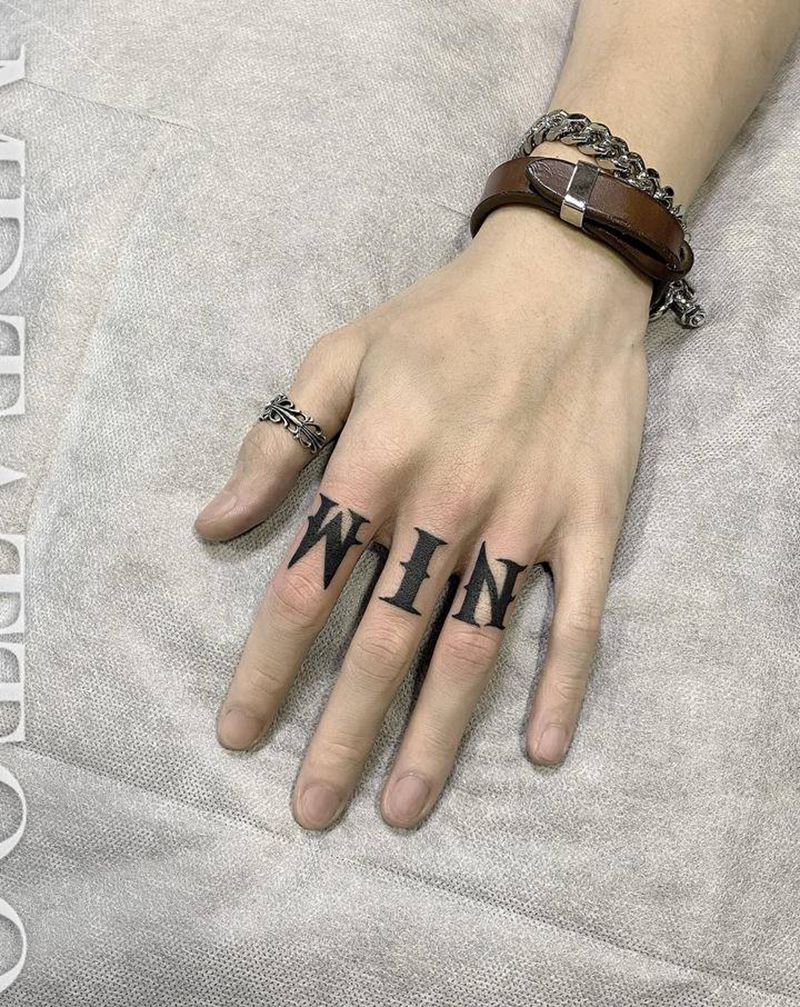 字母纹身图片_手部手臂图腾花体字字母手指纹身图案