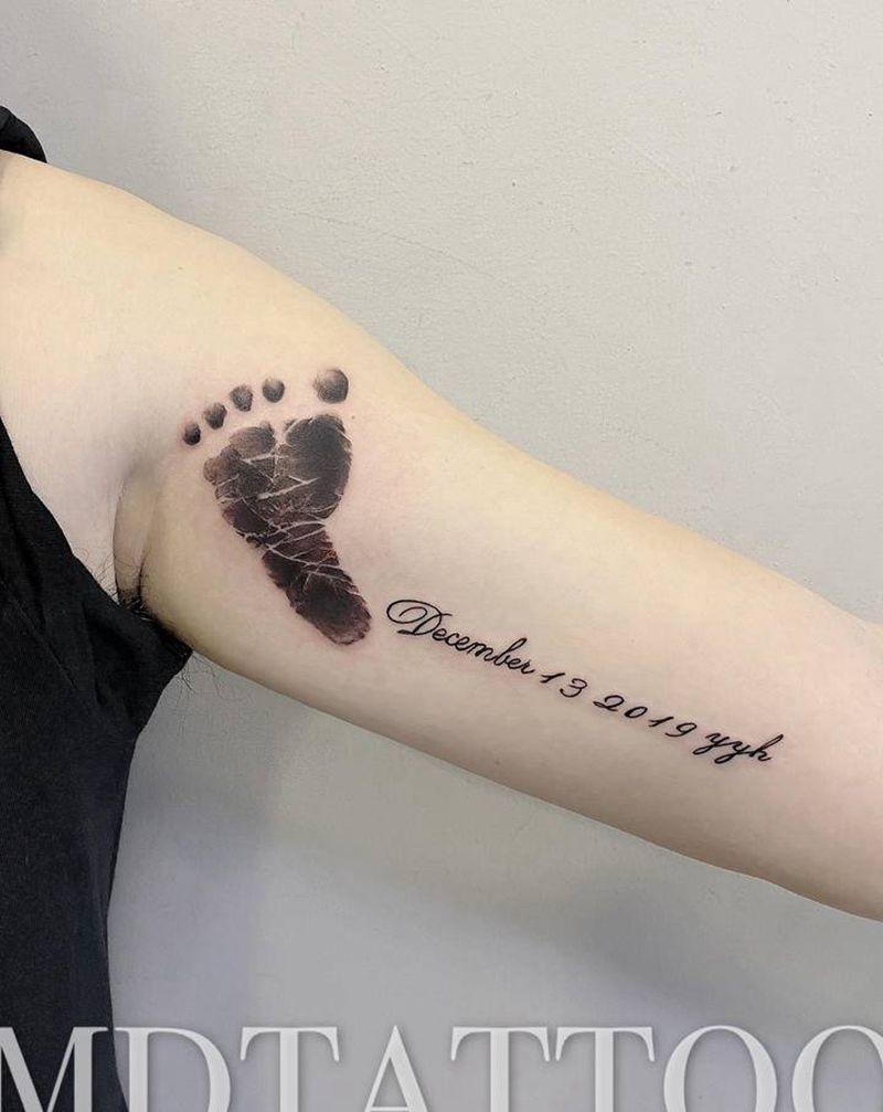 脚印纹身图片_手臂手部几何水墨英文脚印纹身图案