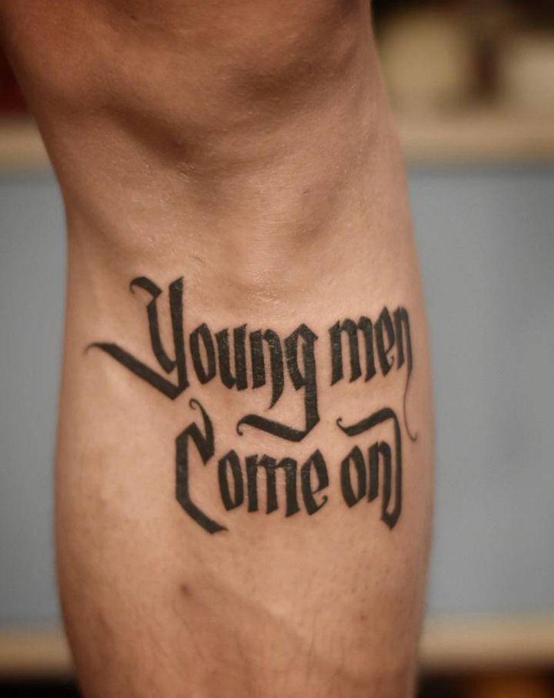 字体纹身图片_腿部花体字纹身图案