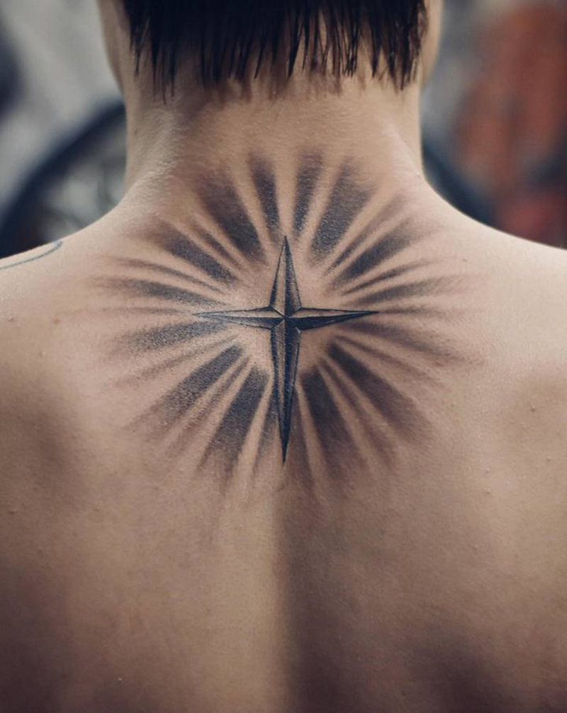 方向指引纹身图片_背部欧美写实纹身图案