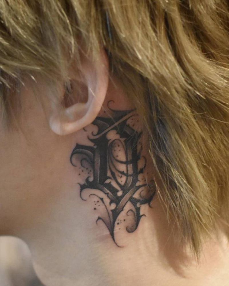 花体字Q纹身图片_颈部花体字纹身图案