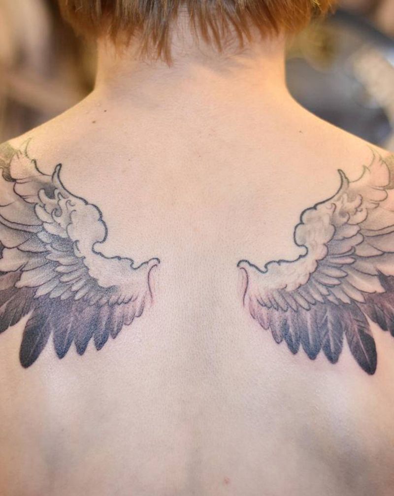 小翅膀纹身图片_背部欧美写实纹身图案