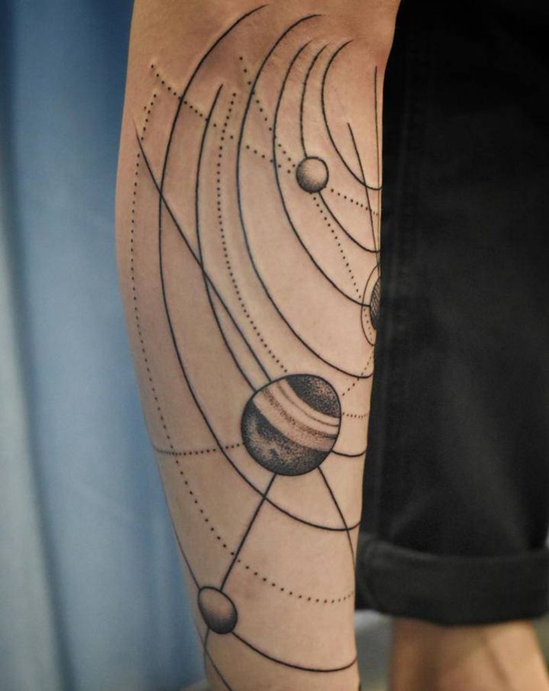行星纹身图片_脚部腿部几何纹身图案