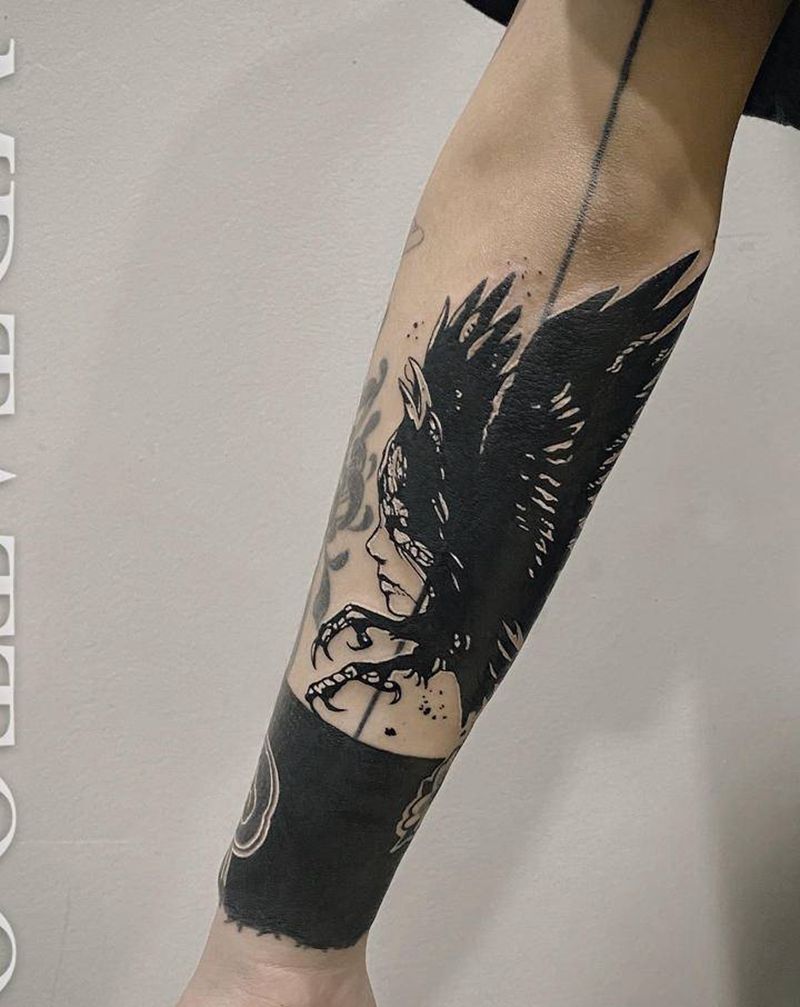乌鸦遮盖纹身图片_手臂手部图腾水墨乌鸦臂环遮盖纹身图案