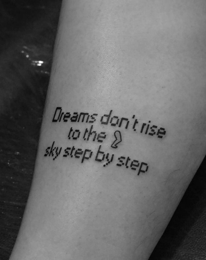 马赛克字体纹身图片_脚部花体字纹身图案