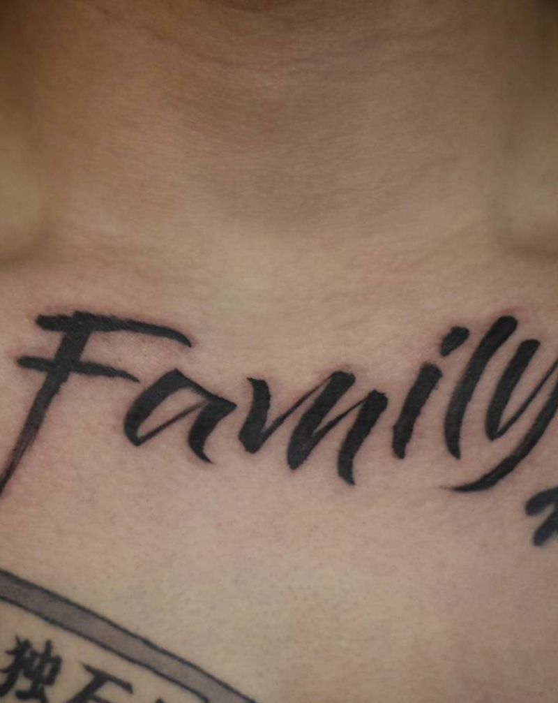 字体family纹身图片_胸部水墨花体字纹身图案