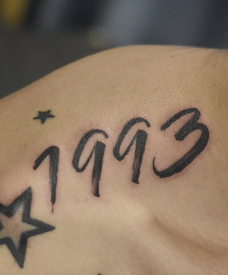 水墨数字纹身图片_肩部花体字水墨纹身图案