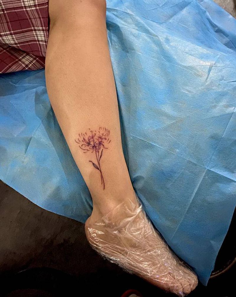 彼岸花纹身图片_腿部水彩花纹身图案