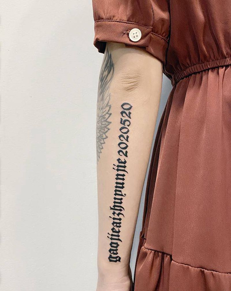 情侣英文纹身图片_手部手臂花体字英文情侣纹身图案