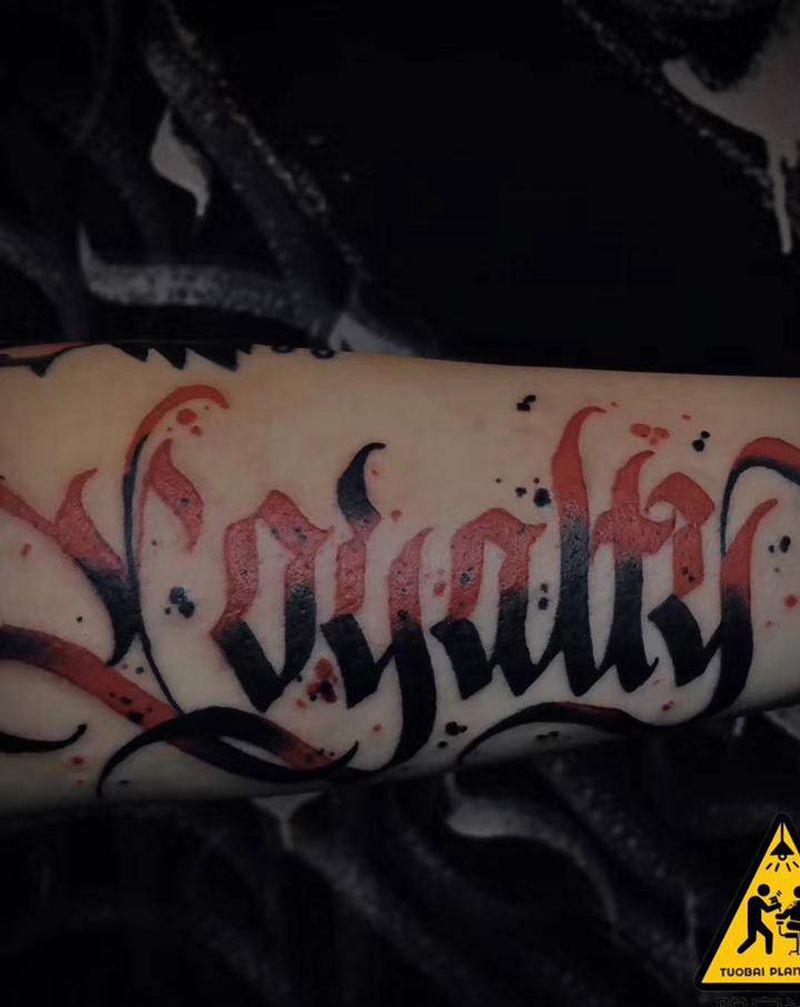 Calligraphy纹身图片_手臂花体字纹身图案