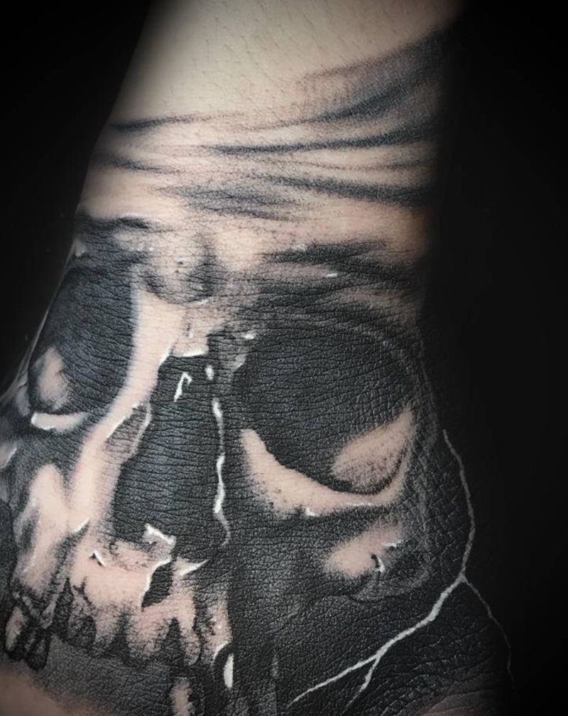 骷髅 遮盖纹身图片_手部欧美写实纹身图案