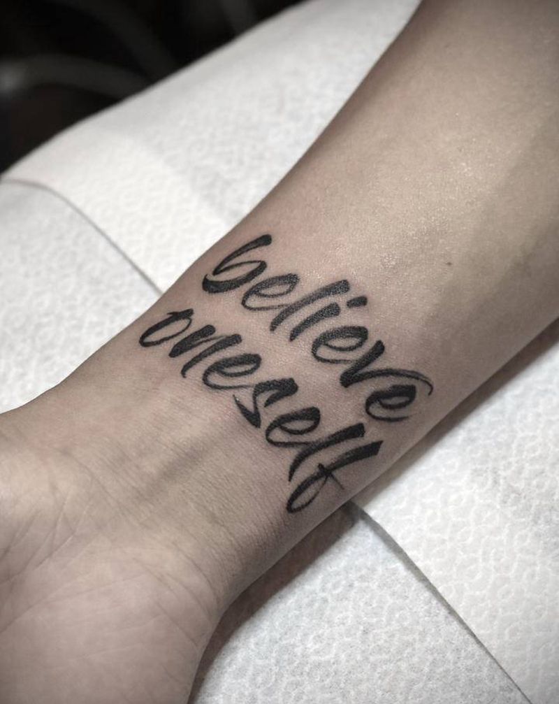 水墨字体纹身图片_手部花体字水墨纹身图案