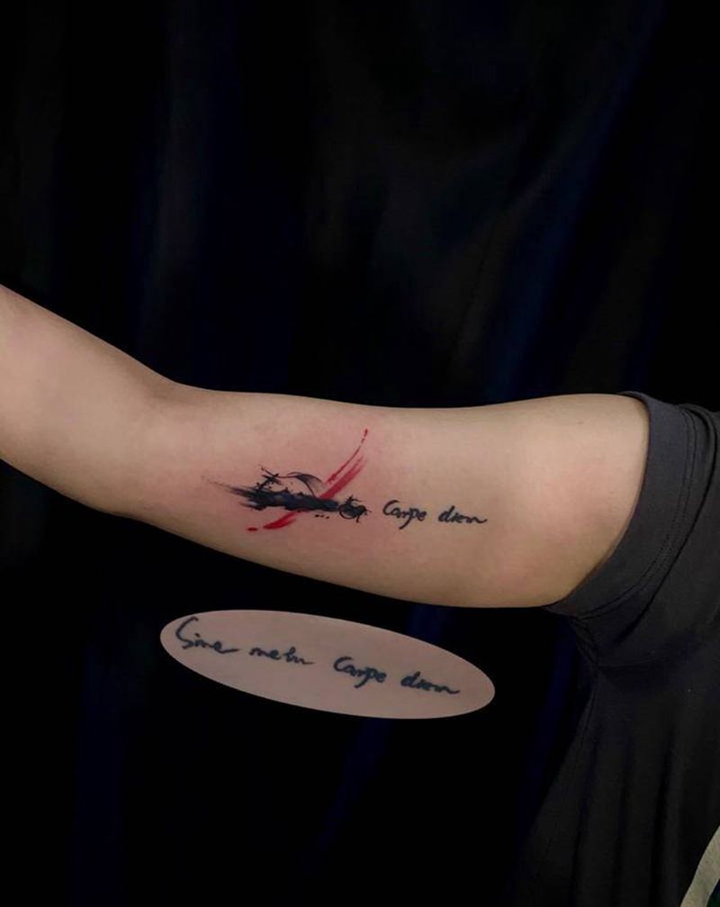 一枚小遮盖纹身图片_手臂水墨水墨纹身图案