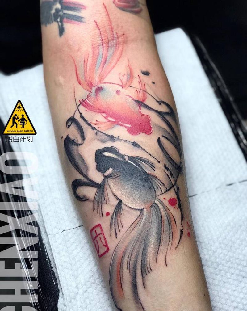 水墨金鱼纹身图片_手臂手部水墨纹身图案