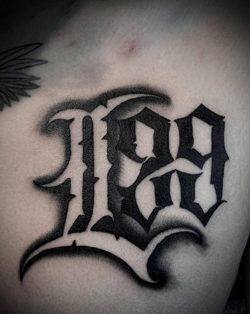 L29纹身图片_胸部花体字纹身图案