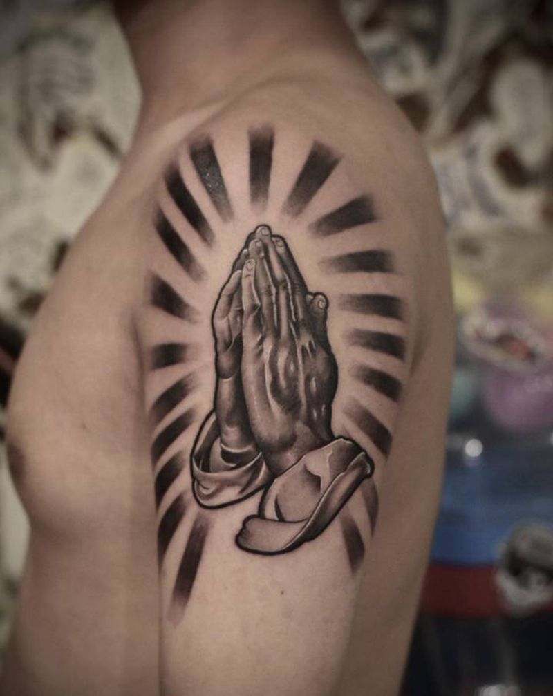 祈祷之手纹身图片_手臂欧美写实纹身图案