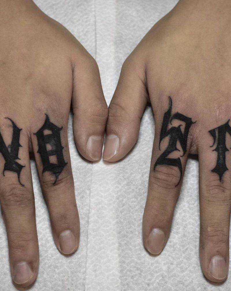 手指字体遮盖纹身图片_手部花体字纹身图案