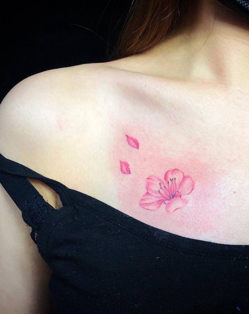 网络图 樱花纹身图片_胸部水彩纹身图案