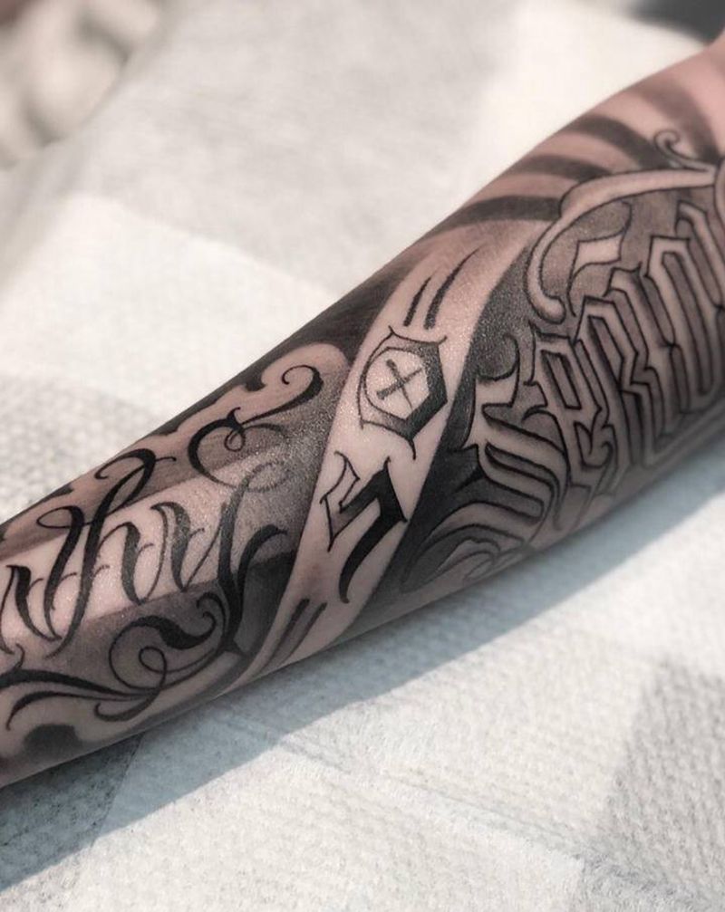 花体纹身图片_手部手臂花体字纹身图案