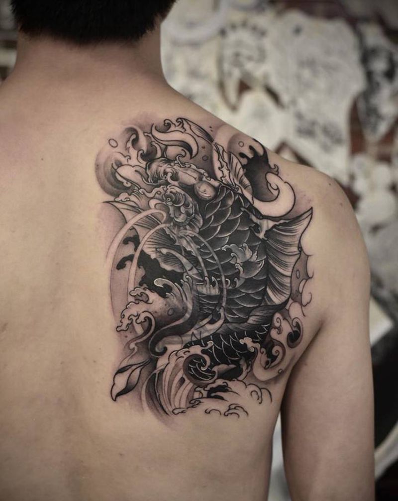 鲤鱼暴力遮盖纹身图片_背部新传统纹身图案