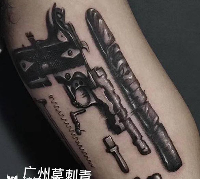 很有质感的枪纹身图片_手部手臂欧美写实质感枪纹身图案