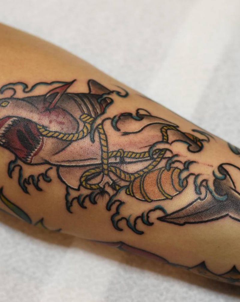 old school鲨鱼纹身图片_手部Old School纹身图案