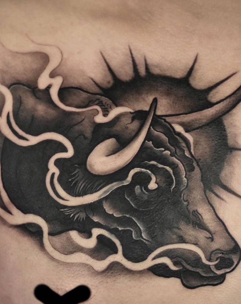 暗黑牛头系列遮盖纹身图片_胸部Old School欧美写实纹身图案