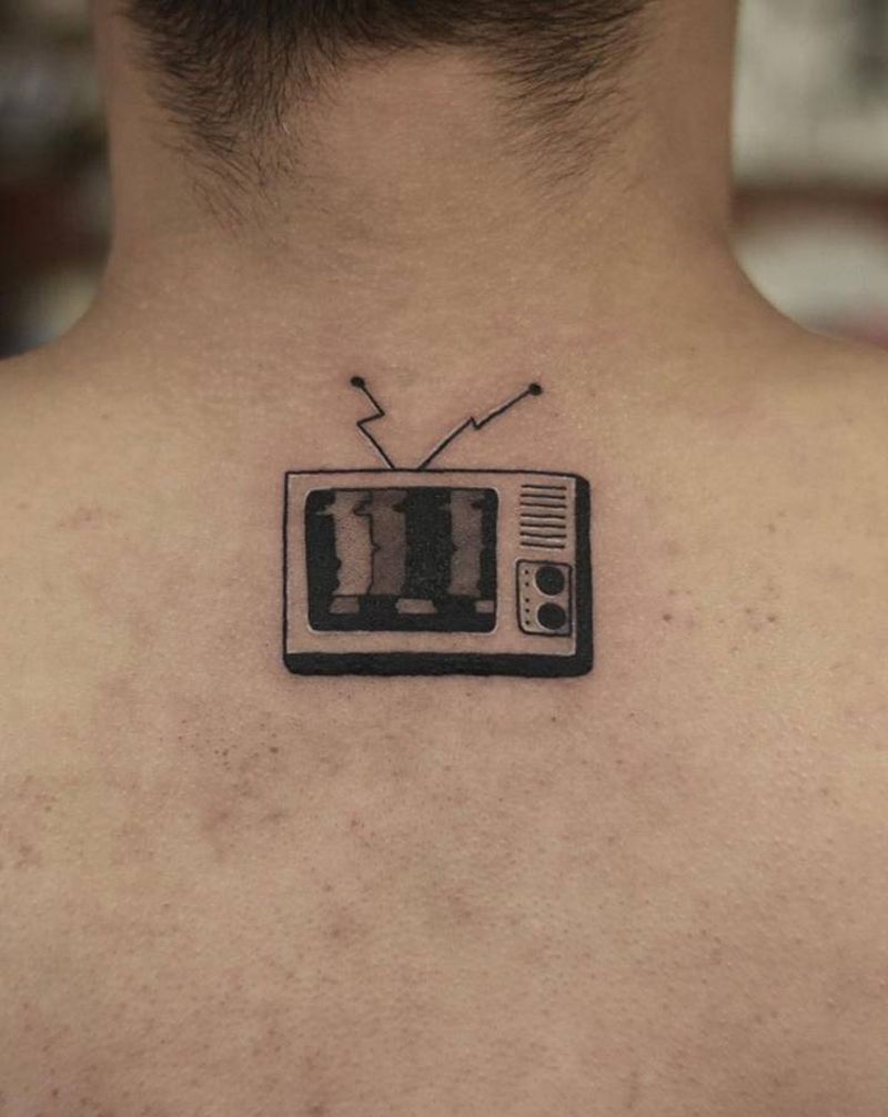 old school电视机纹身图片_背部Old School纹身图案