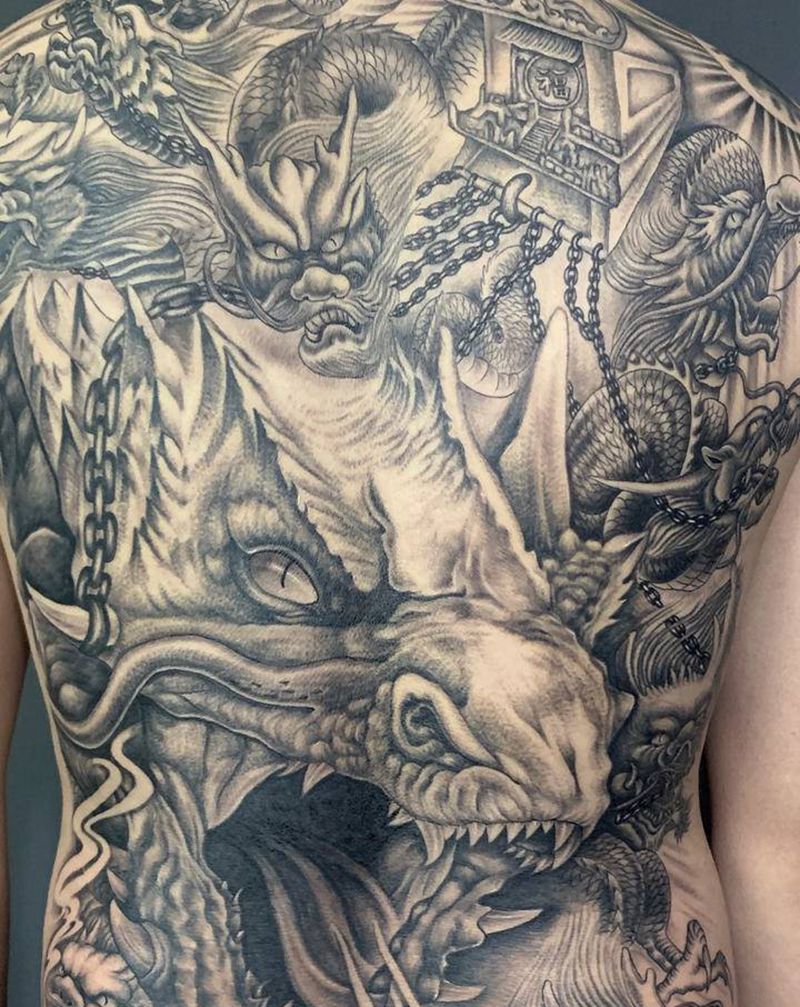 满背九龙拉棺纹身图片_背部肩部新传统欧美写实满背九龙拉棺满背龙纹身图案