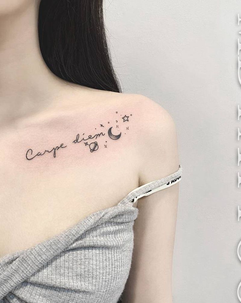 锁骨英文纹身图片_胸部肩部花体字几何小英文锁骨信球纹身图案