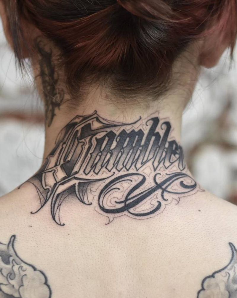 原创花体字·赌徒纹身图片_颈部花体字纹身图案