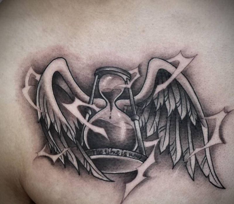 原创设计翅膀沙漏纹身图片_胸部欧美写实纹身图案